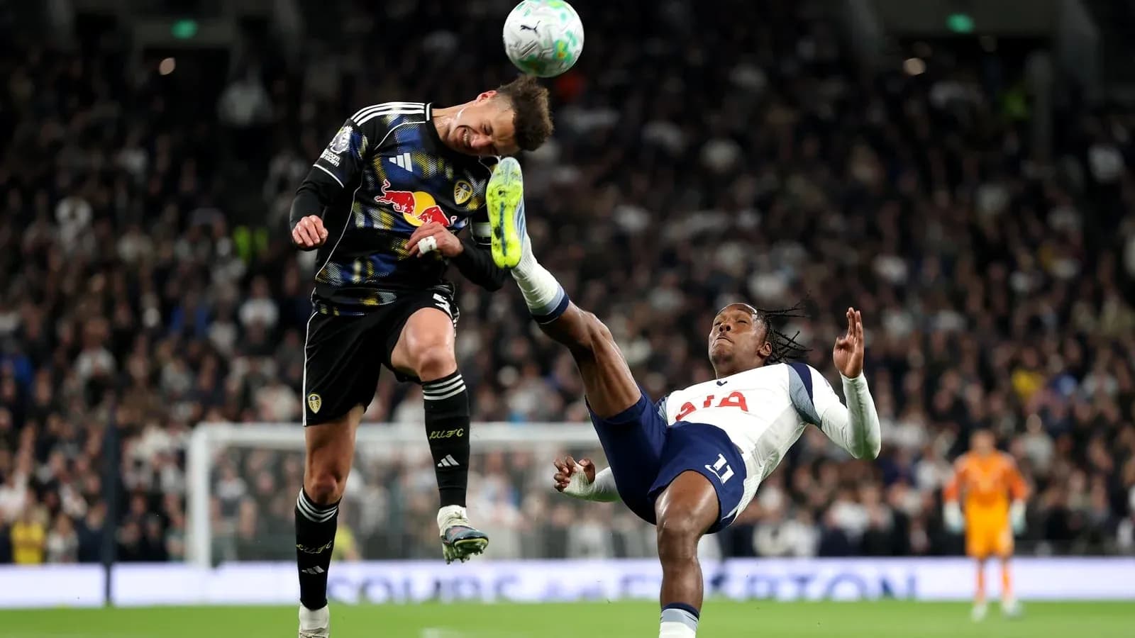 Jugador de Leeds United despejando el balón en el aire Jugador de Leeds United despejando el balón en el aire