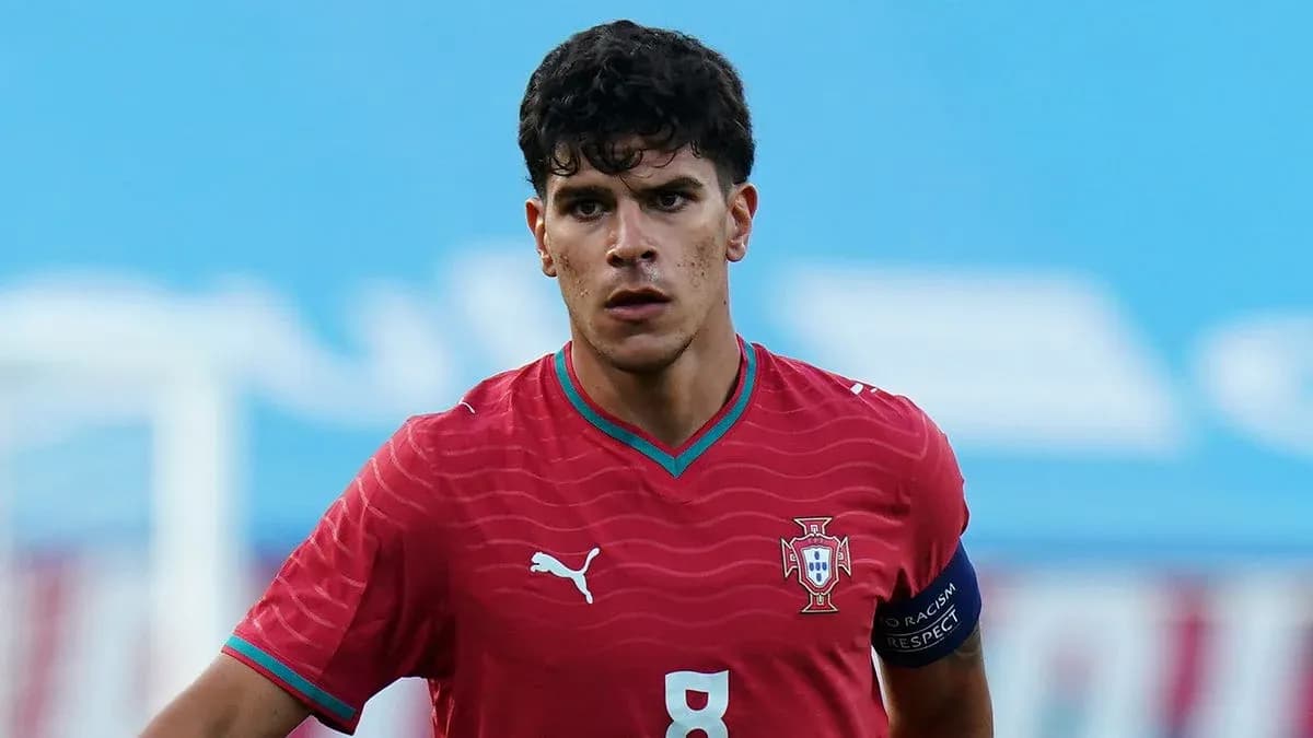 Jugador de Portugal en uniforme rojo durante partido Jugador de Portugal en uniforme rojo durante partido