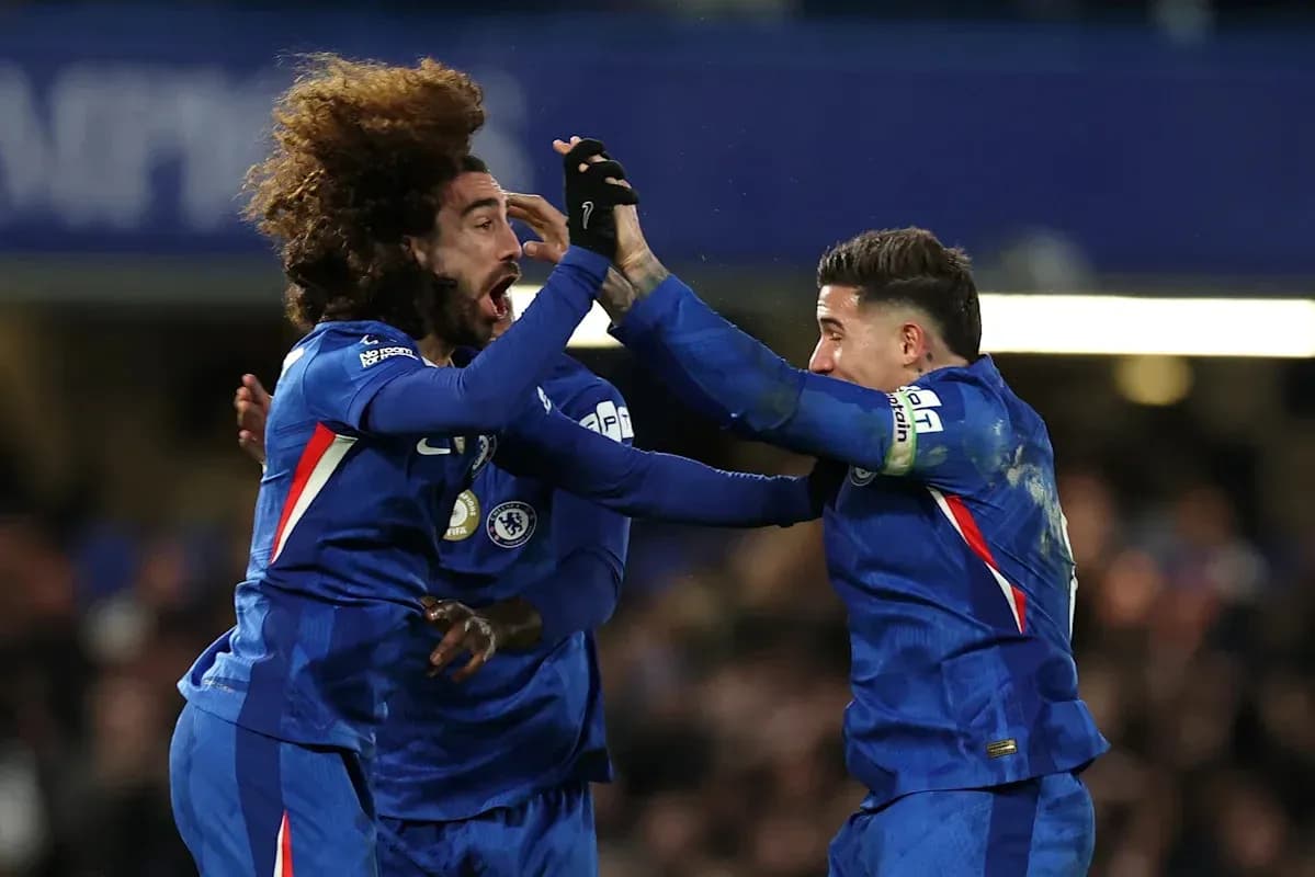 Jugadores de Chelsea celebrando un gol en el campo Jugadores de Chelsea celebrando un gol en el campo