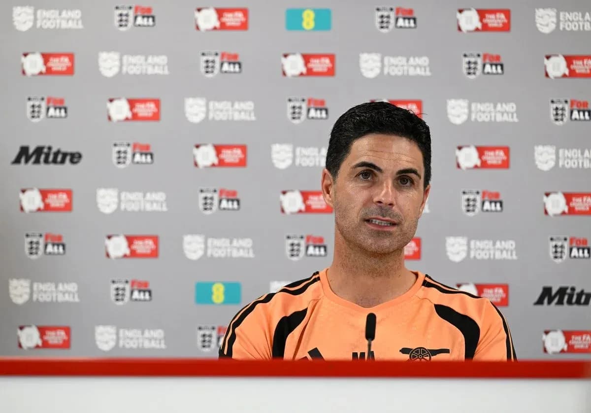 Entrenador en conferencia de prensa con fondo de logos Entrenador en conferencia de prensa con fondo de logos