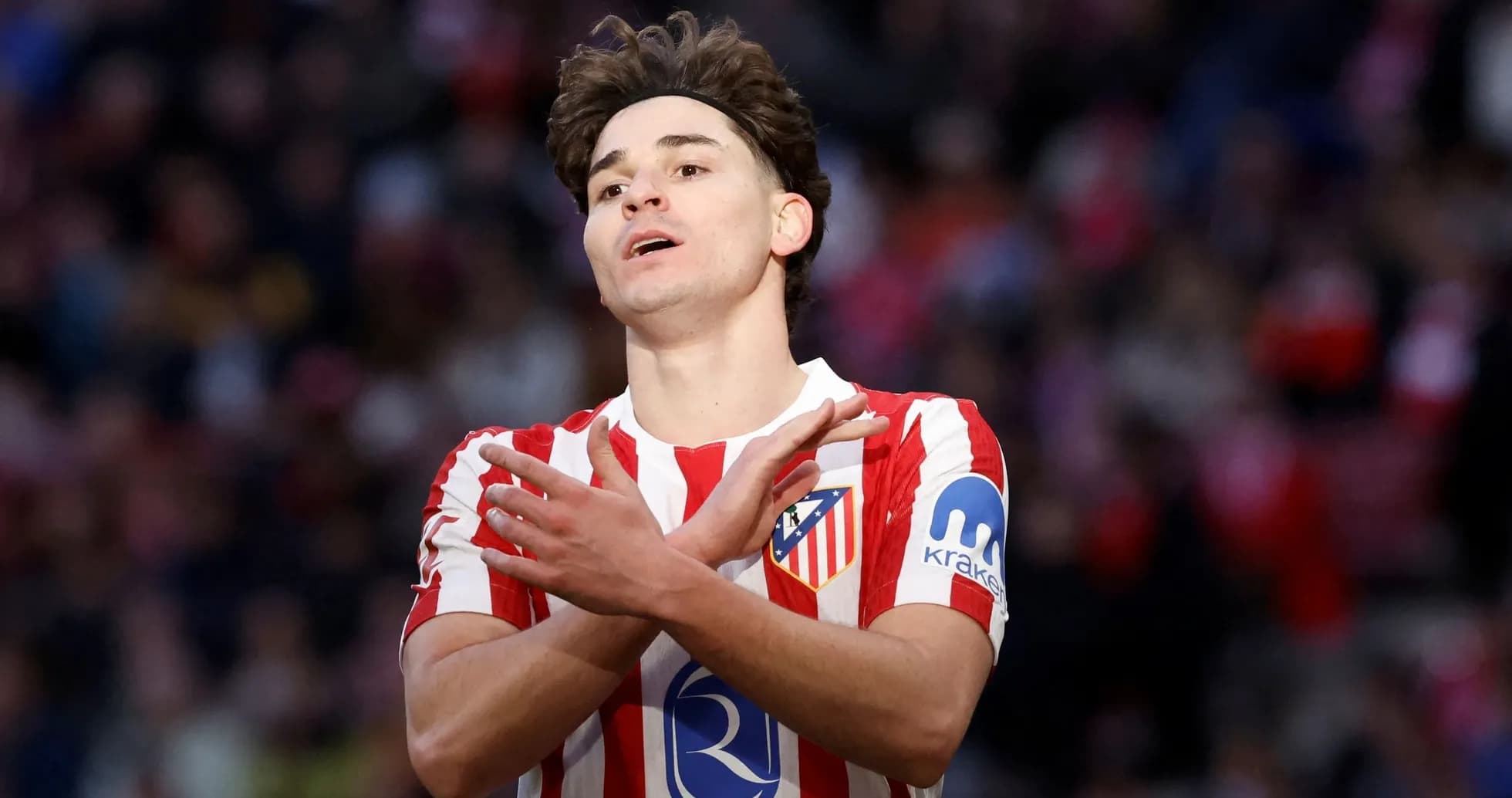 Jugador de Atlético de Madrid en acción durante partido Jugador de Atlético de Madrid en acción durante partido