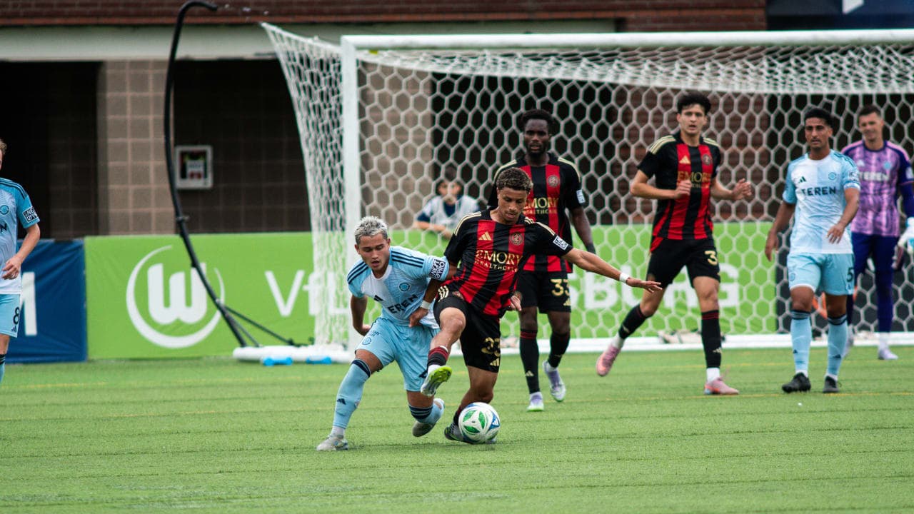 Jugador de Atlanta United II disputa el balón Jugador de Atlanta United II disputa el balón