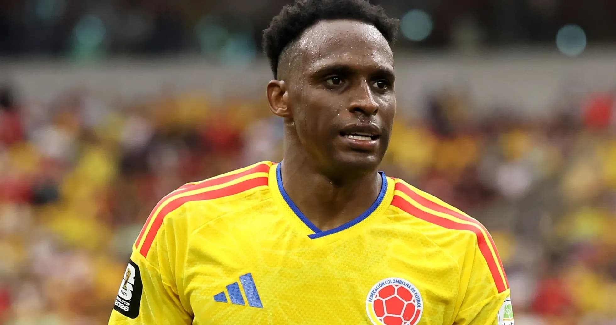 Jugador colombiano en camiseta amarilla durante el partido Jugador colombiano en camiseta amarilla durante el partido