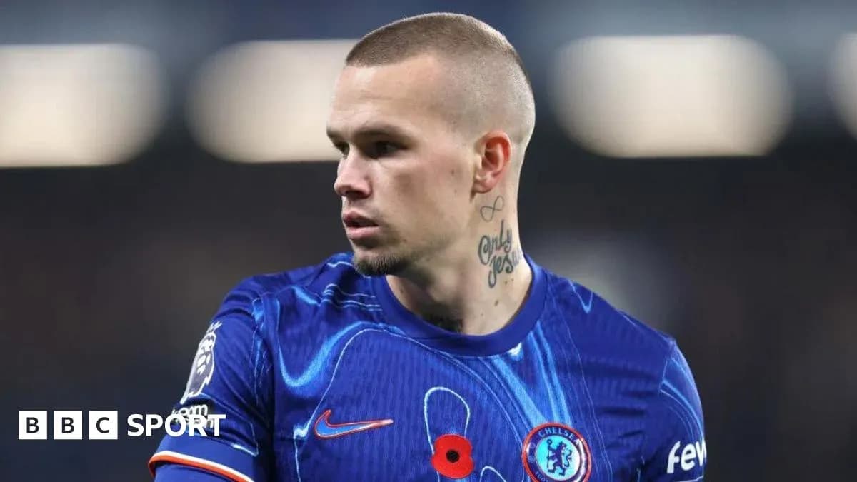 Jugador de Chelsea con tatuajes en el cuello Jugador de Chelsea con tatuajes en el cuello