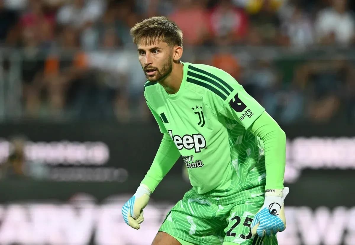 Portero de Juventus preparado para la acción en el partido Portero de Juventus preparado para la acción en el partido