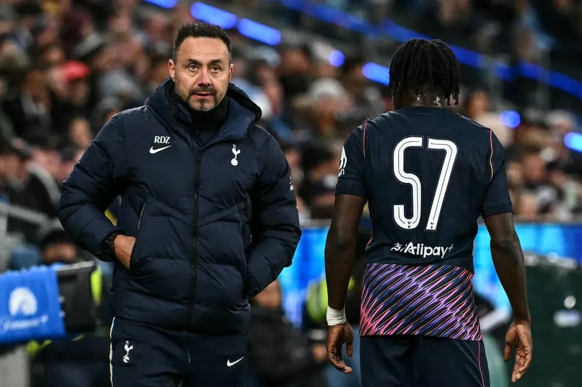 Entrenador de Tottenham hablando con jugador en el banquillo Entrenador de Tottenham hablando con jugador en el banquillo