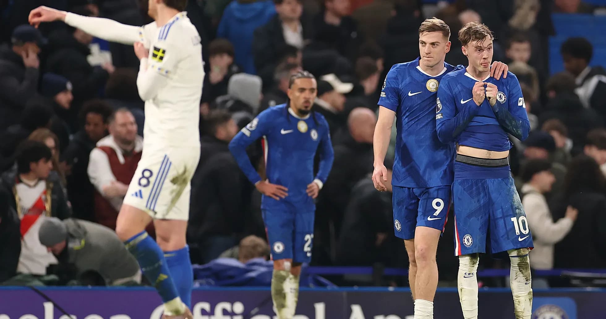 Jugadores de Chelsea consolando a un compañero tras el partido Jugadores de Chelsea consolando a un compañero tras el partido