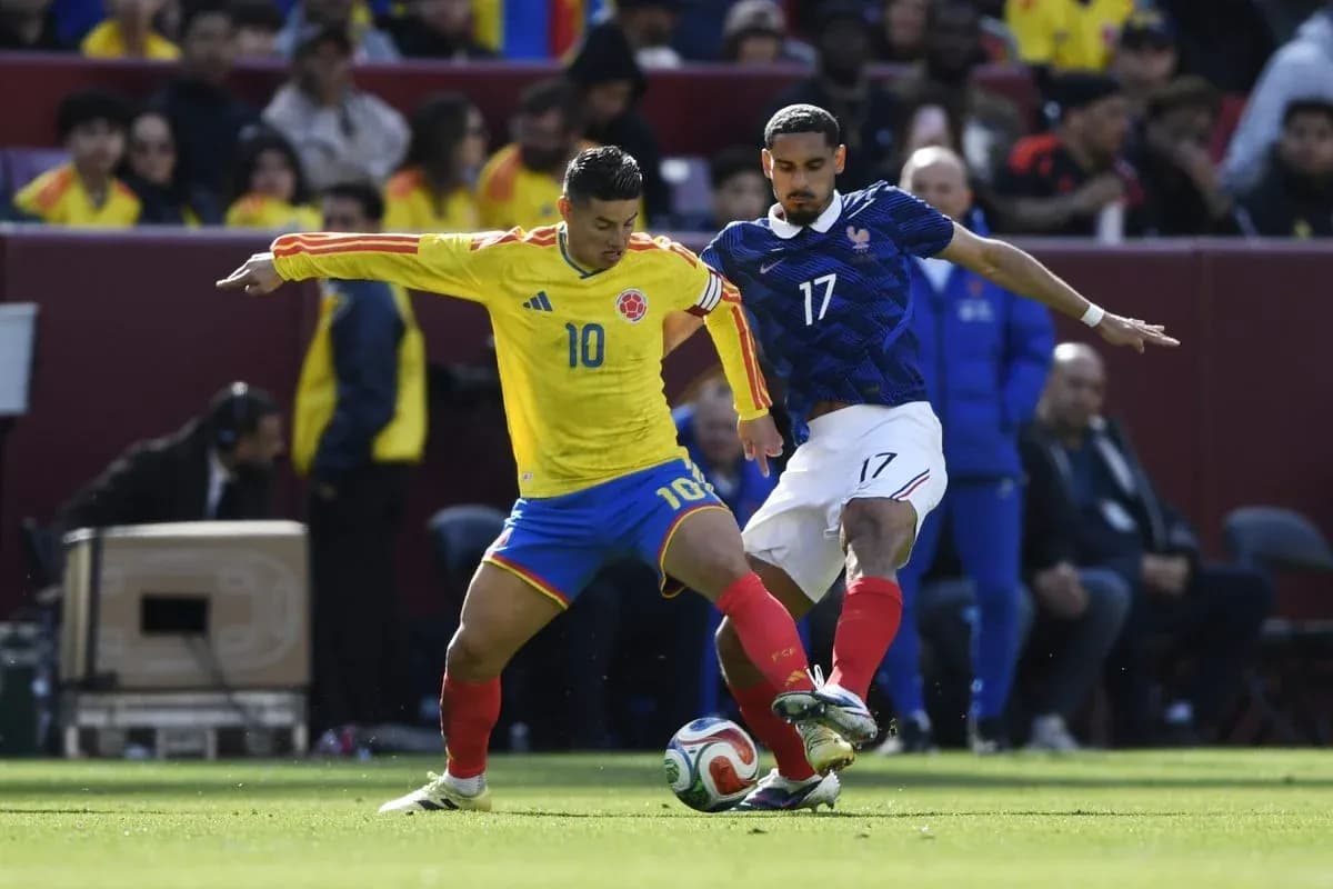 Jugador colombiano y francés compitiendo por el balón Jugador colombiano y francés compitiendo por el balón