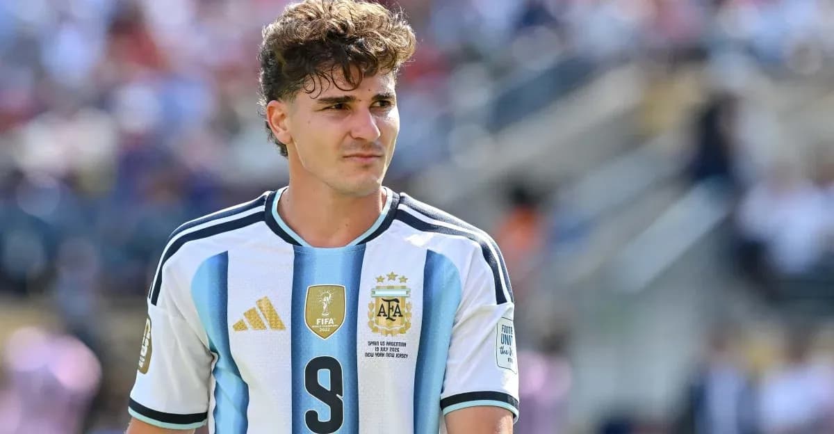 Jugador argentino con camiseta de la selección en el campo Jugador argentino con camiseta de la selección en el campo