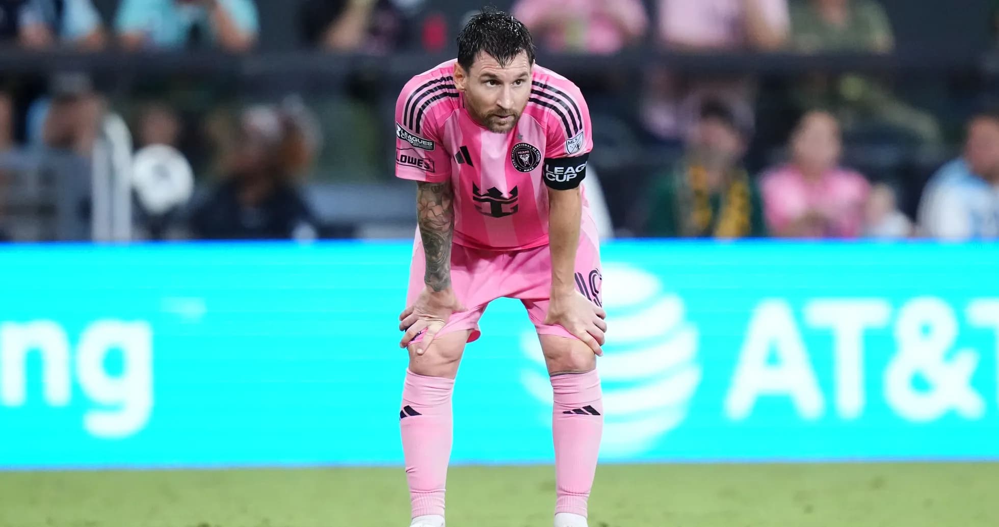 Jugador en uniforme rosa de Inter Miami en acción Jugador en uniforme rosa de Inter Miami en acción