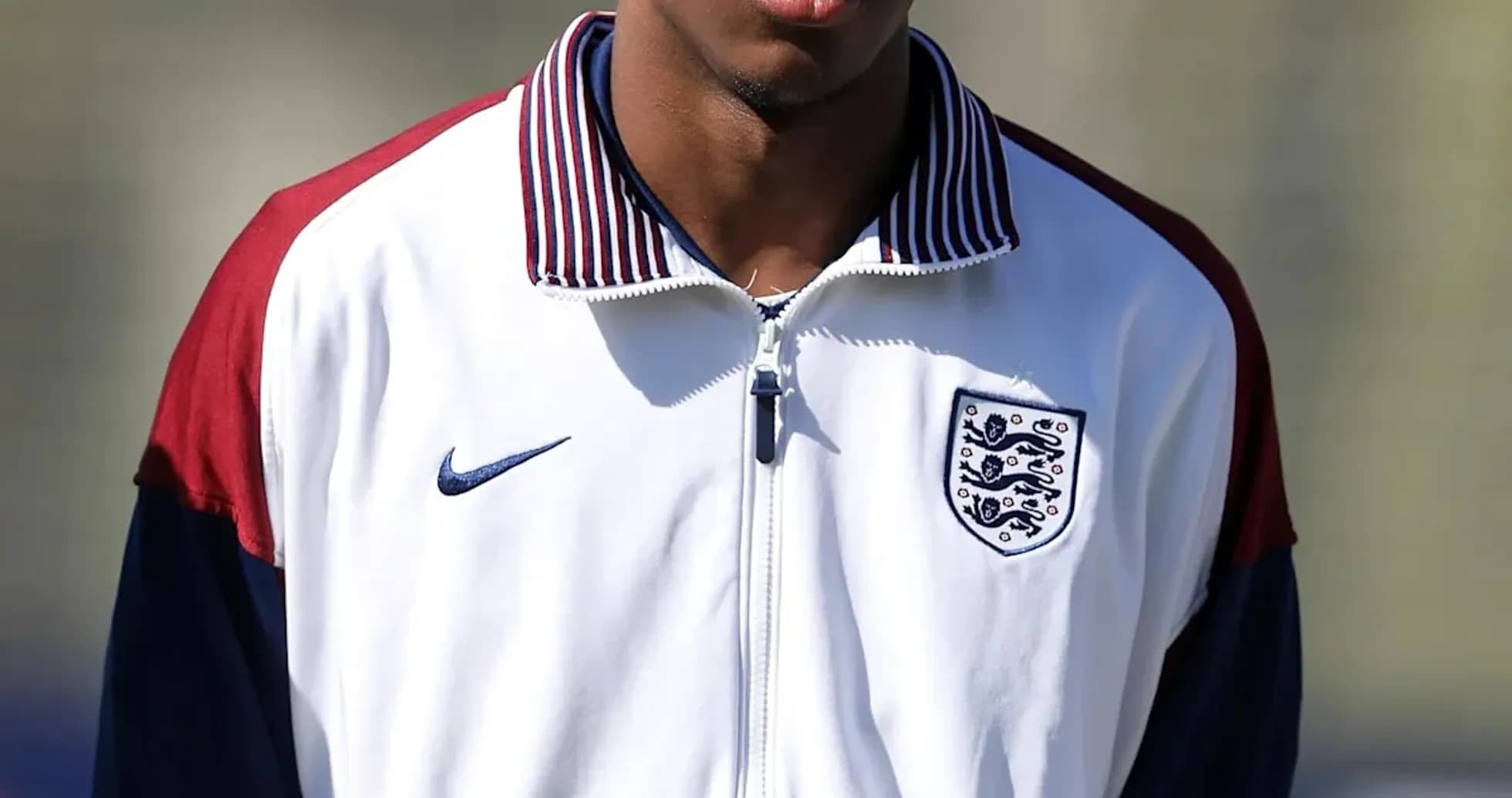 Jugador con chaqueta de la selección inglesa en entrenamiento Jugador con chaqueta de la selección inglesa en entrenamiento