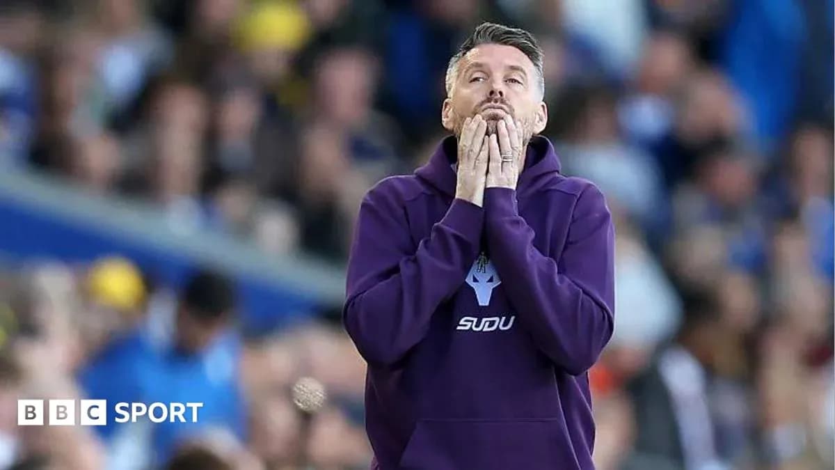 Entrenador con manos en la cara durante el partido Entrenador con manos en la cara durante el partido