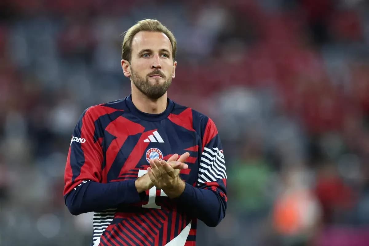 Jugador aplaudiendo con camiseta de Bayern Múnich Jugador aplaudiendo con camiseta de Bayern Múnich