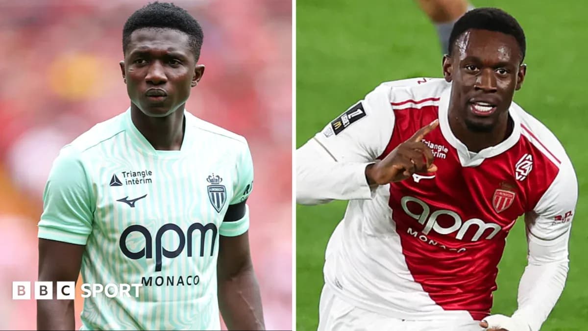 Dos jugadores de AS Monaco en uniforme de partido Dos jugadores de AS Monaco en uniforme de partido