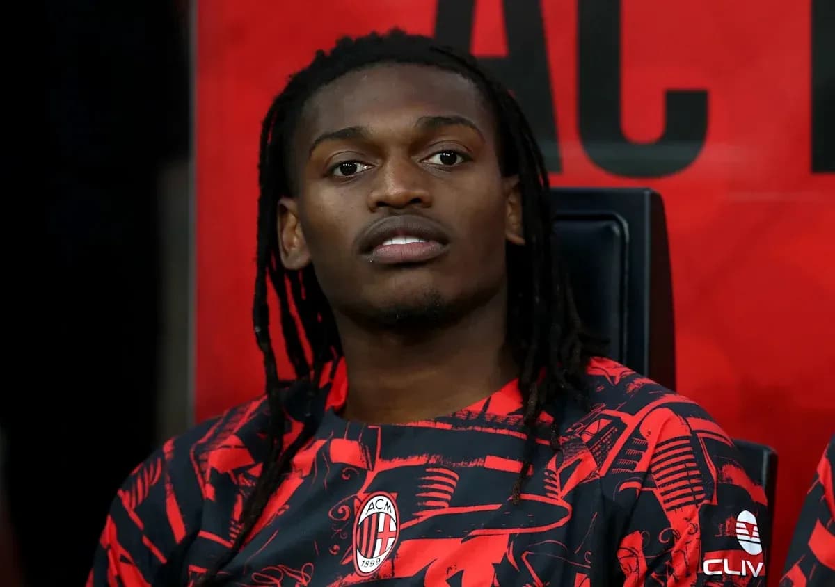 Jugador sentado en el banco de suplentes de AC Milan Jugador sentado en el banco de suplentes de AC Milan