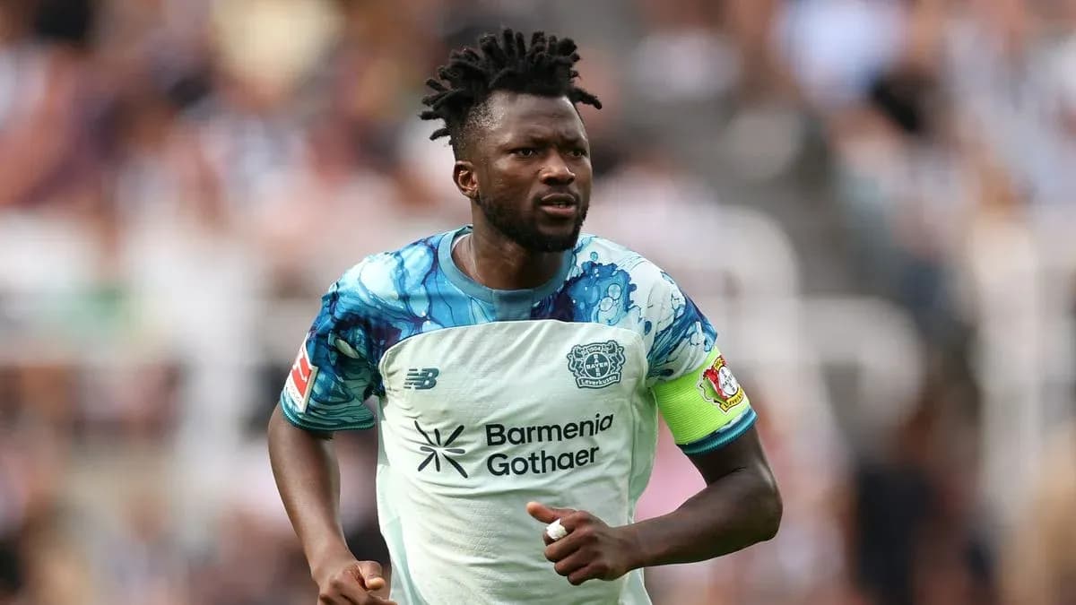 Jugador de Bayer Leverkusen corriendo en el campo Jugador de Bayer Leverkusen corriendo en el campo