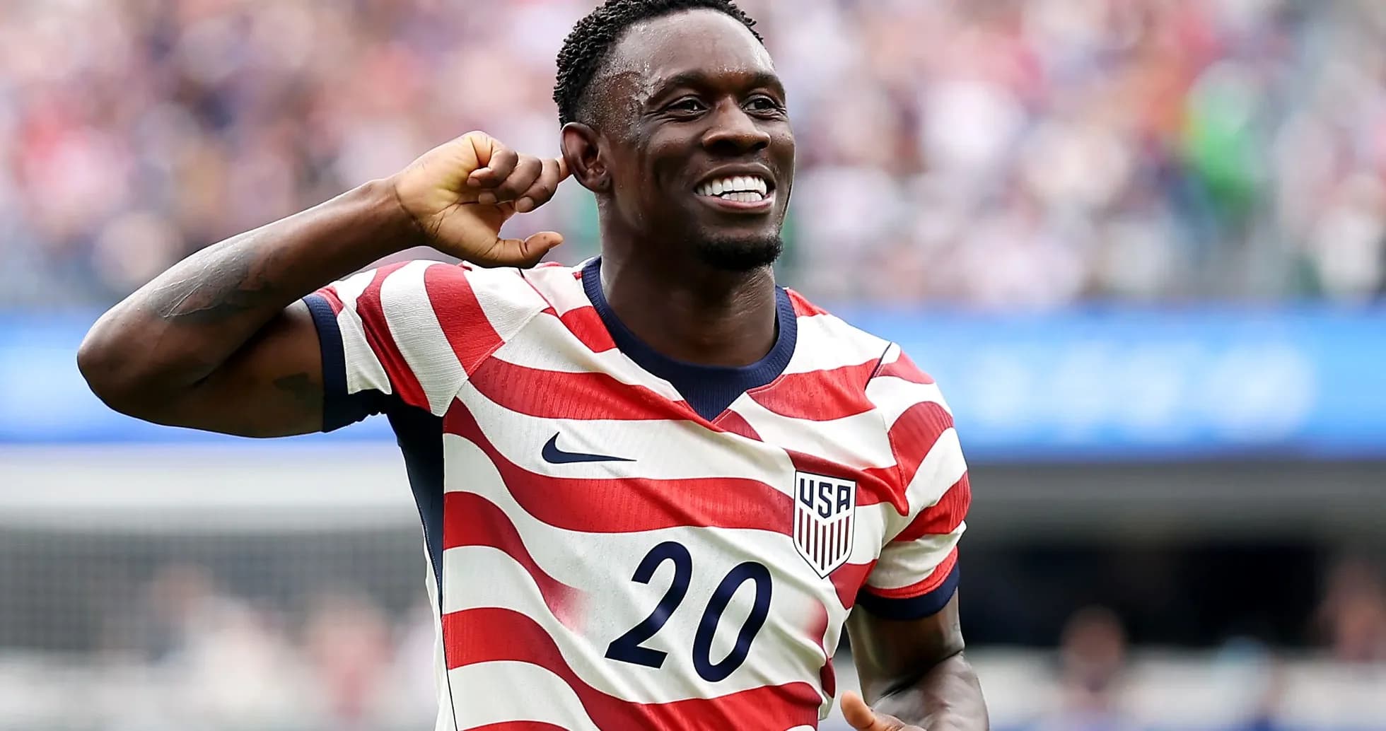Jugador de Estados Unidos celebrando en el campo Jugador de Estados Unidos celebrando en el campo