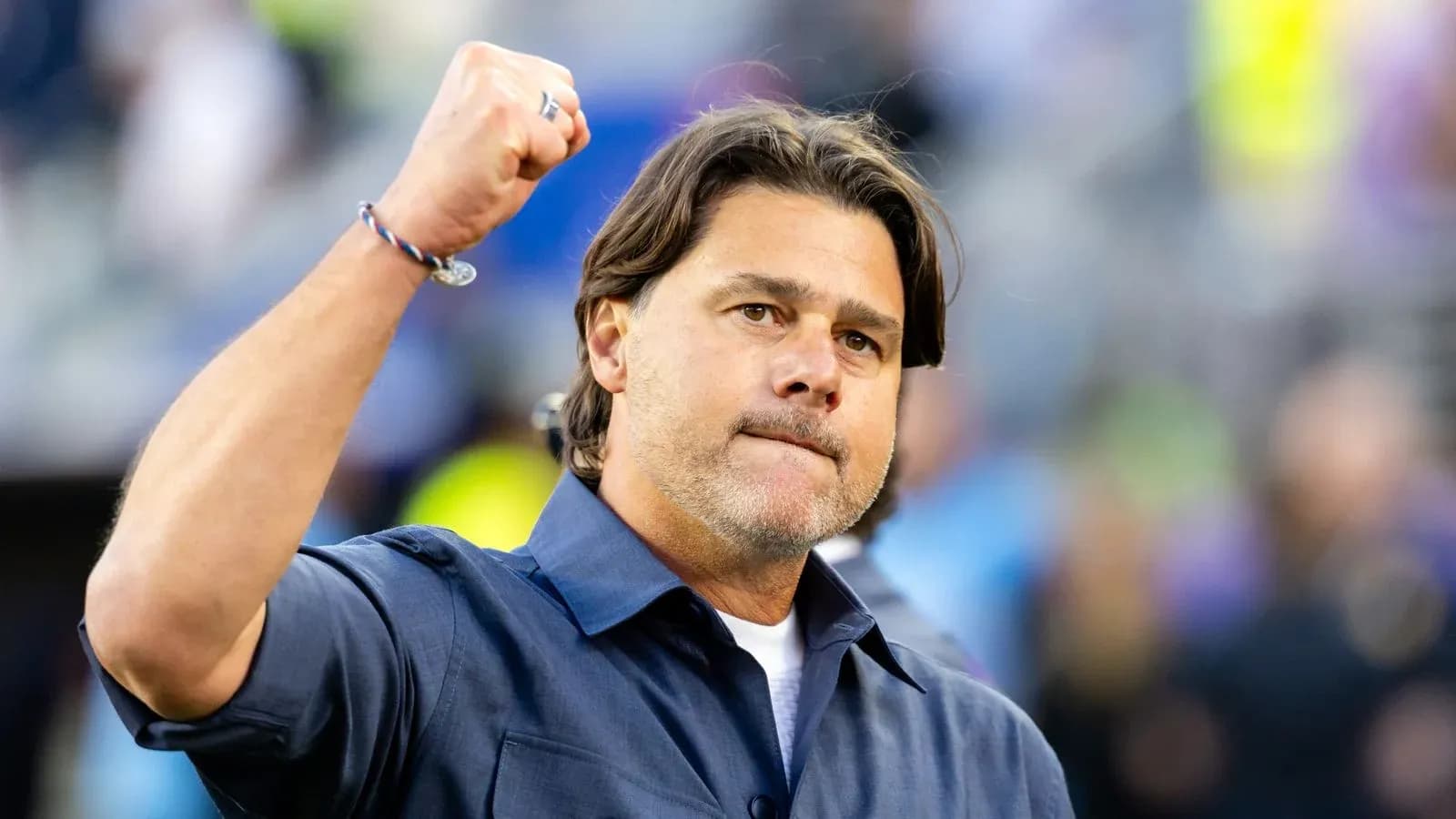 Entrenador levantando el puño en celebración Entrenador levantando el puño en celebración