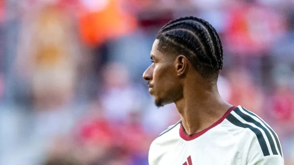 Jugador con trenzas en el campo de fútbol Jugador con trenzas en el campo de fútbol
