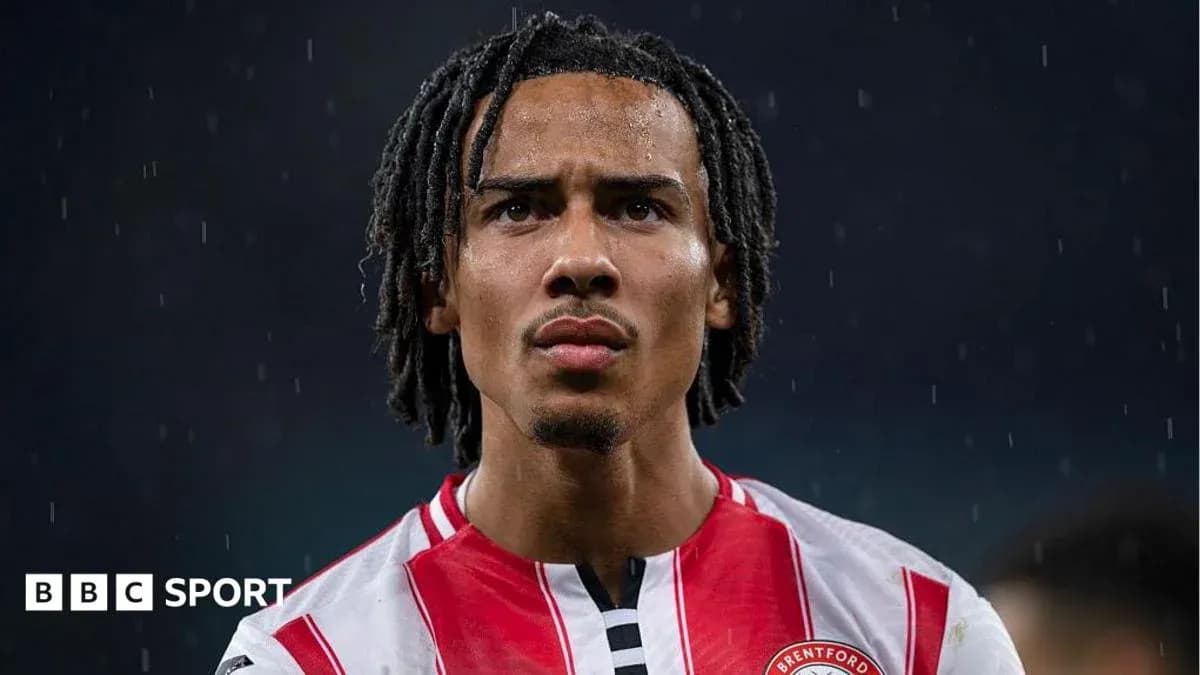 Jugador de Brentford en el campo bajo la lluvia Jugador de Brentford en el campo bajo la lluvia