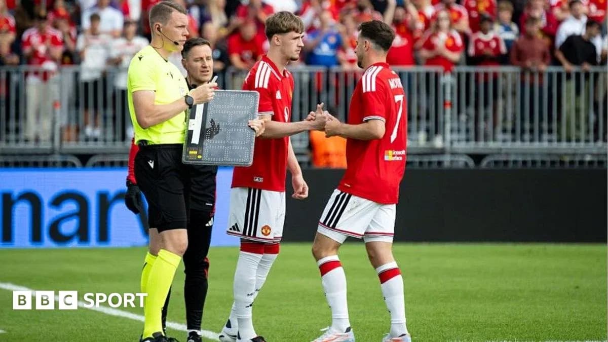 Jugadores de Manchester United realizan un cambio en el partido Jugadores de Manchester United realizan un cambio en el partido