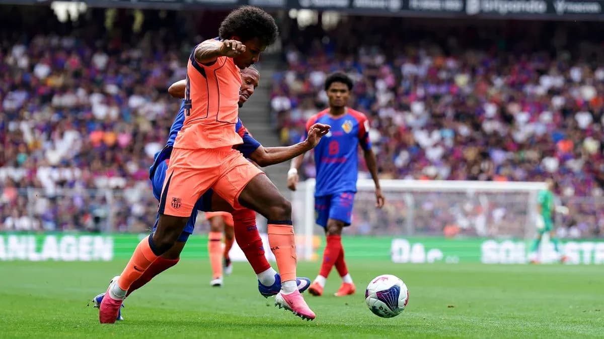 Jugador de Barça desafiando a rival en el partido Jugador de Barça desafiando a rival en el partido