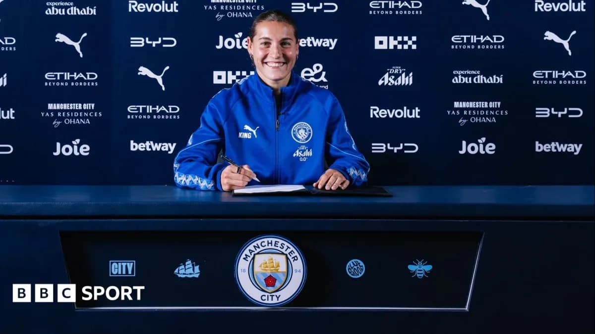 Jugadora firmando contrato en la mesa de prensa Jugadora firmando contrato en la mesa de prensa