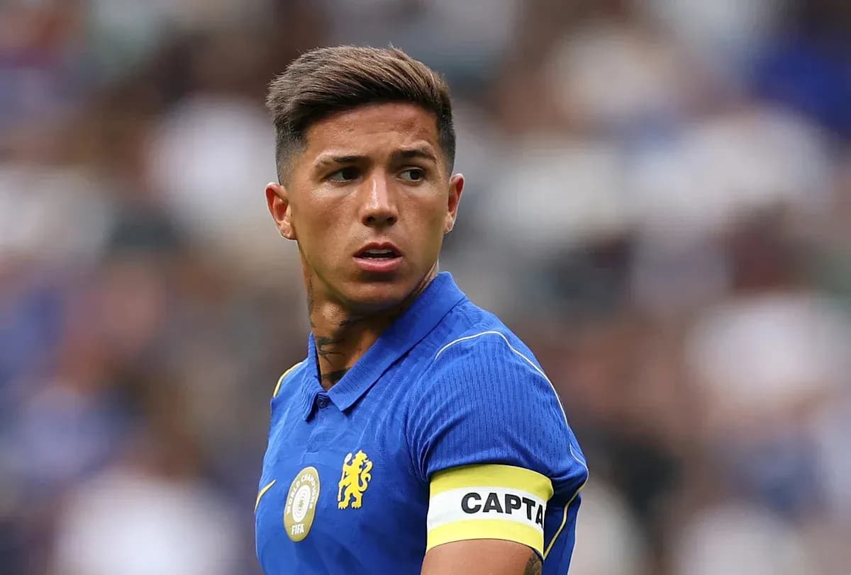 Jugador con camiseta azul y brazalete de capitán Jugador con camiseta azul y brazalete de capitán