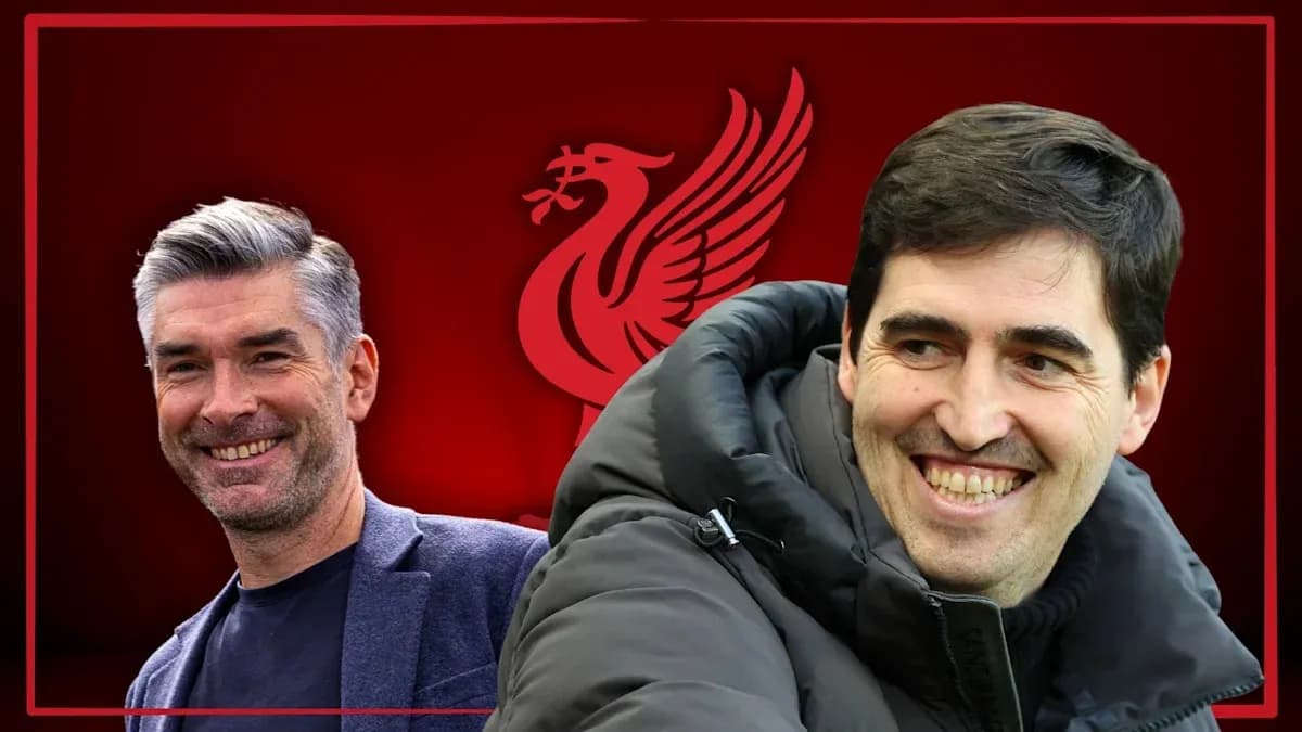 Entrenadores sonriendo frente al logo de Liverpool Entrenadores sonriendo frente al logo de Liverpool