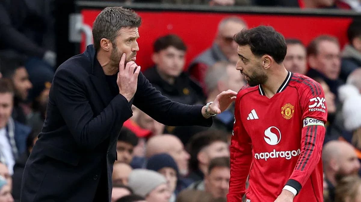 Entrenador hablando con jugador en el banquillo Entrenador hablando con jugador en el banquillo