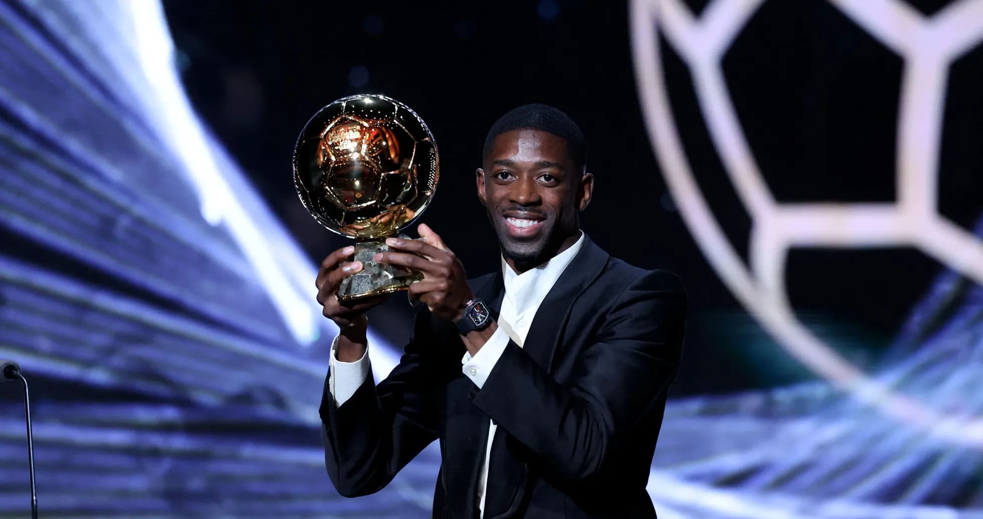 Jugador sosteniendo el Balón de Oro en ceremonia Jugador sosteniendo el Balón de Oro en ceremonia