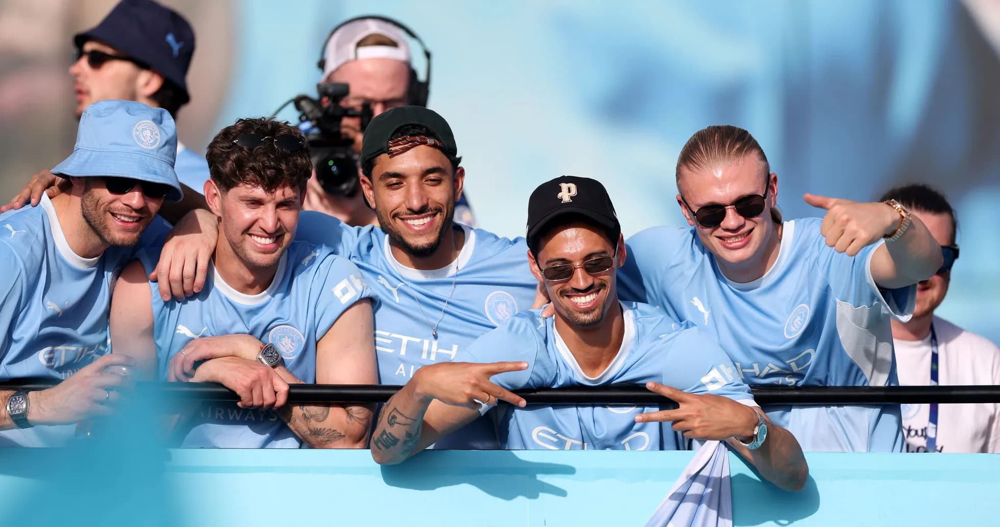 Cinco aficionados de Manchester City sonriendo juntos Cinco aficionados de Manchester City sonriendo juntos