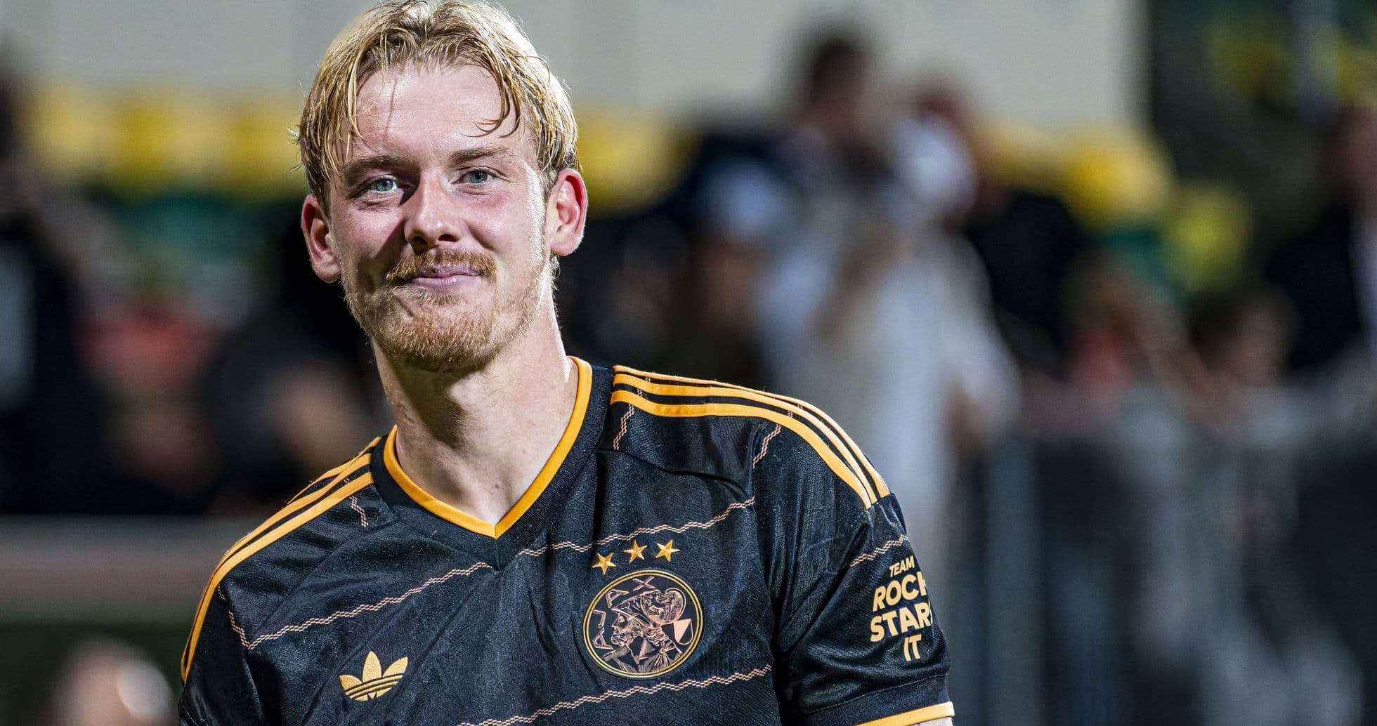 Jugador de Ajax sonriendo en el campo después del partido Jugador de Ajax sonriendo en el campo después del partido