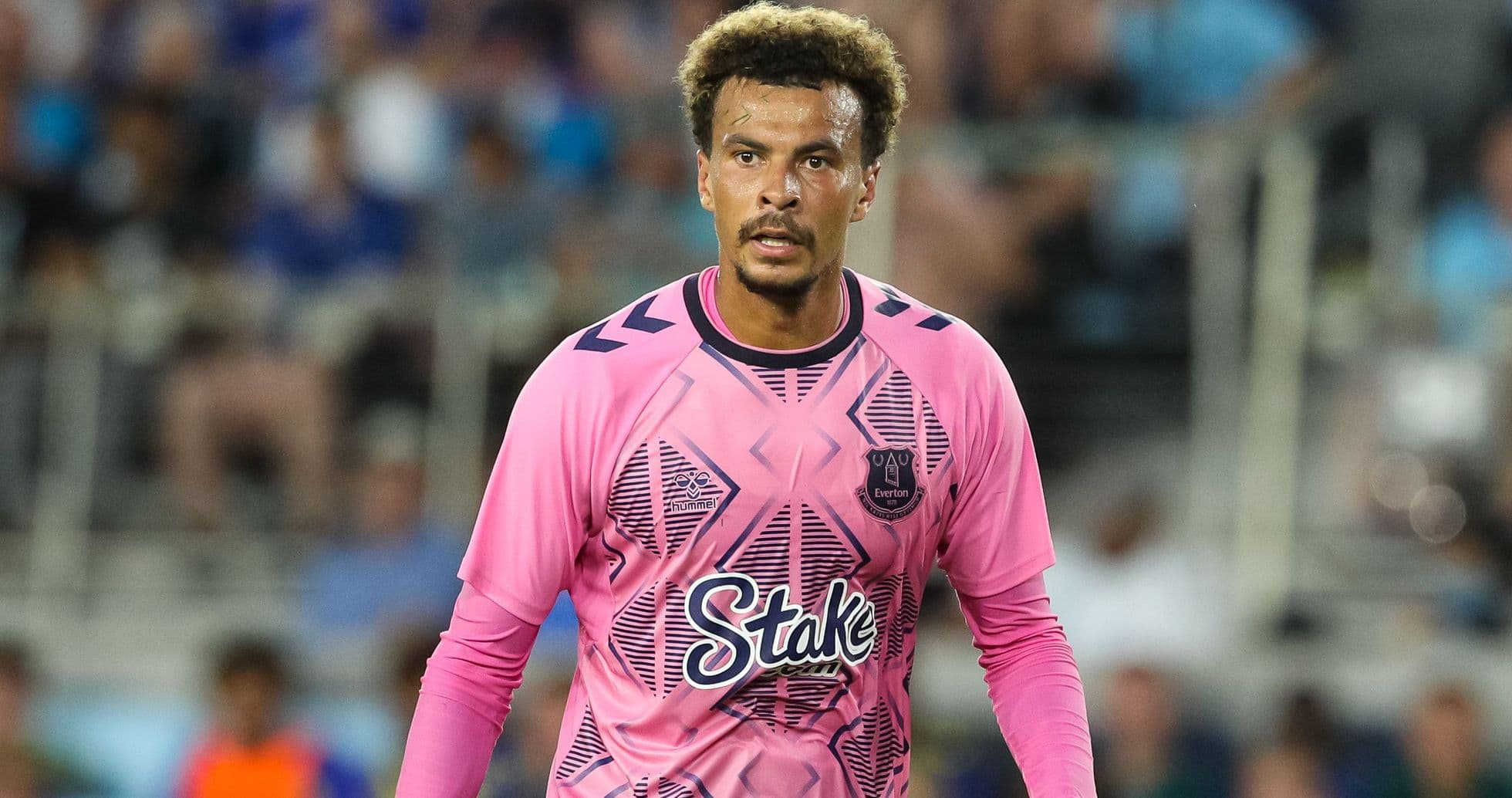 Portero de Everton en camiseta rosa durante partido Portero de Everton en camiseta rosa durante partido