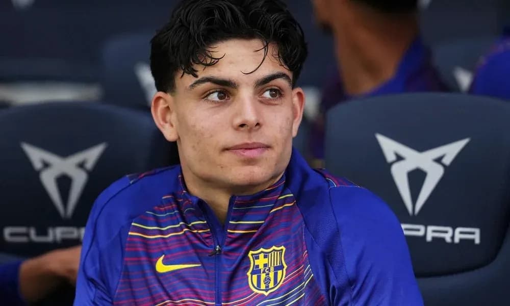 Jugador de FC Barcelona sentado en el banquillo Jugador de FC Barcelona sentado en el banquillo