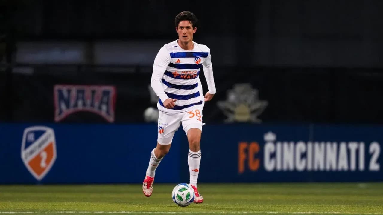 Jugador de FC Cincinnati II corriendo con el balón Jugador de FC Cincinnati II corriendo con el balón