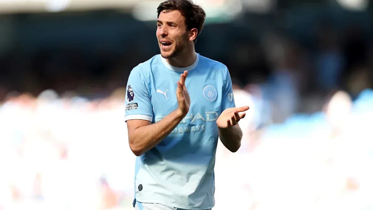 Jugador aplaudiendo durante el partido de fútbol Jugador aplaudiendo durante el partido de fútbol