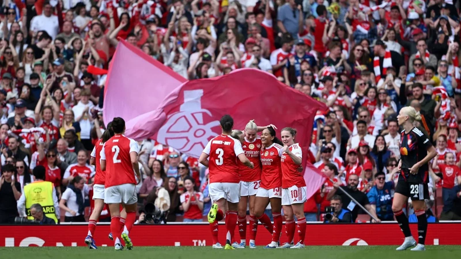Jugadoras de Arsenal celebrando un gol con la afición Jugadoras de Arsenal celebrando un gol con la afición