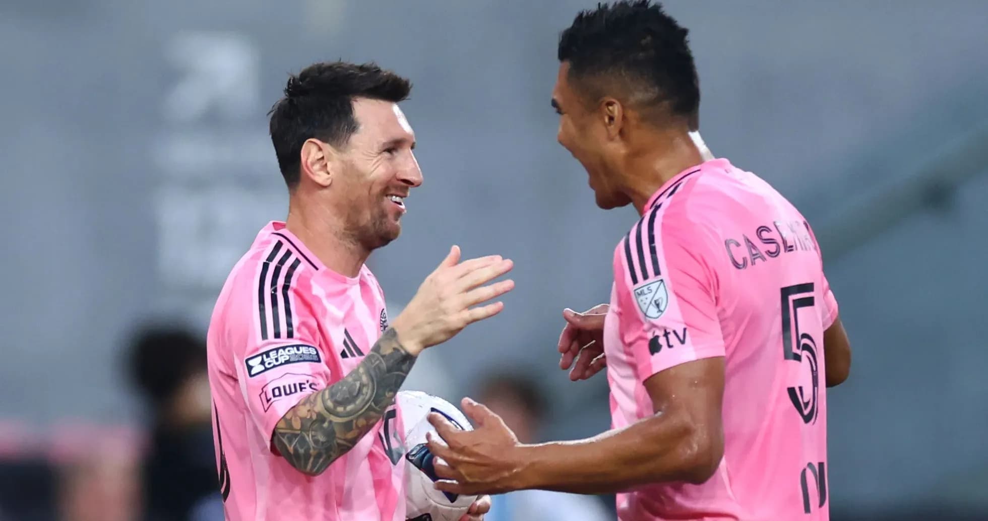 Lionel Messi y Casemiro celebrando un gol juntos Lionel Messi y Casemiro celebrando un gol juntos