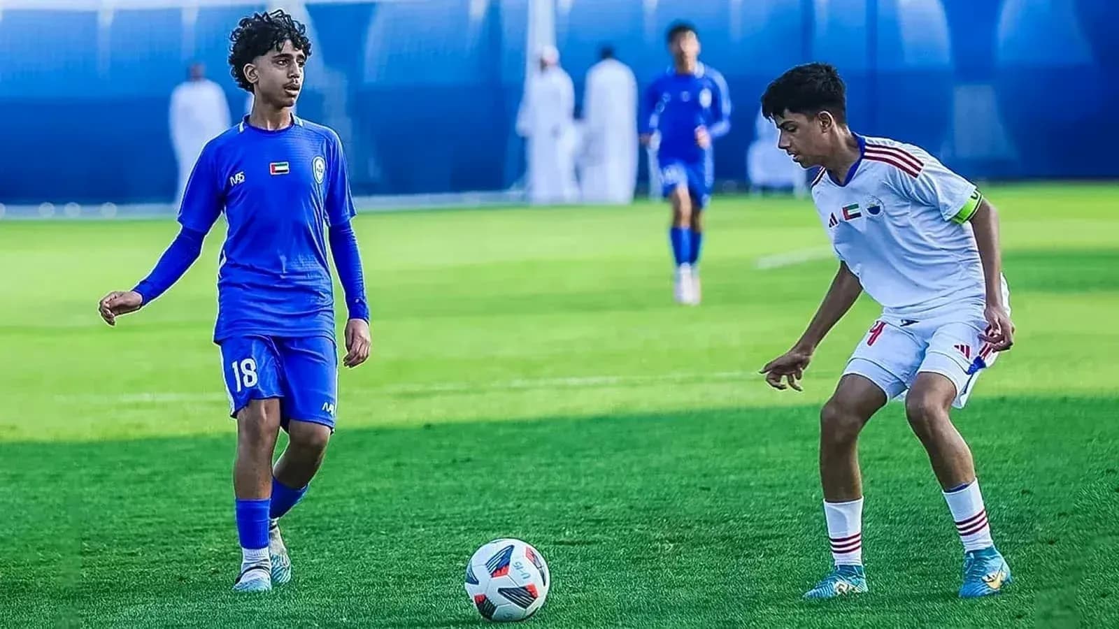 Jugadores compitiendo en el partido de fútbol Jugadores compitiendo en el partido de fútbol