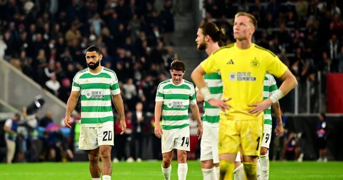 Jugadores de Celtic caminando tras derrota en partido Jugadores de Celtic caminando tras derrota en partido