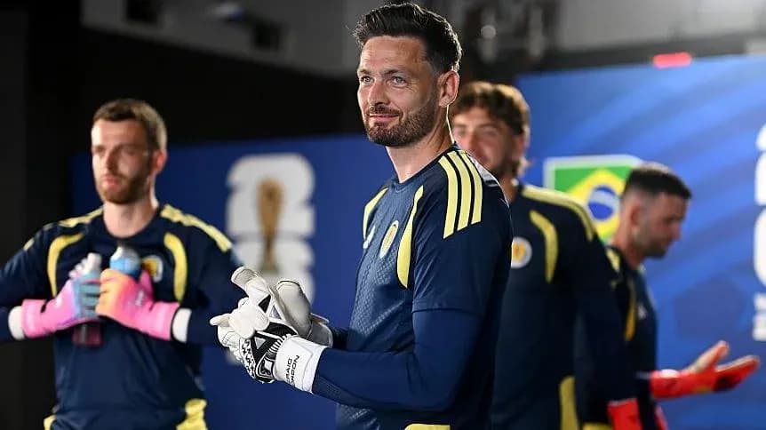 Portero y compañeros en vestuario antes del partido Portero y compañeros en vestuario antes del partido