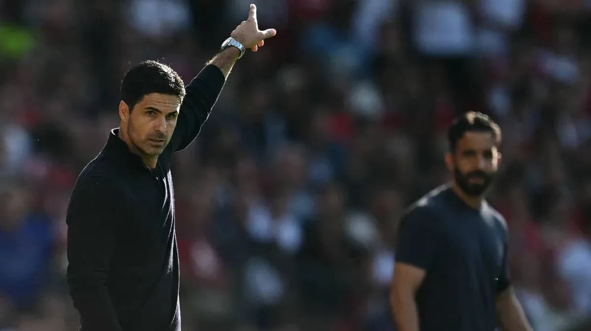Entrenador dirigiendo a su equipo durante el partido Entrenador dirigiendo a su equipo durante el partido