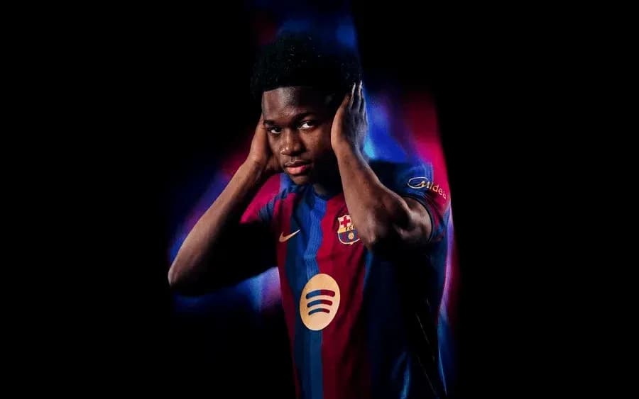 Jugador de Barcelona posando con camiseta del equipo Jugador de Barcelona posando con camiseta del equipo