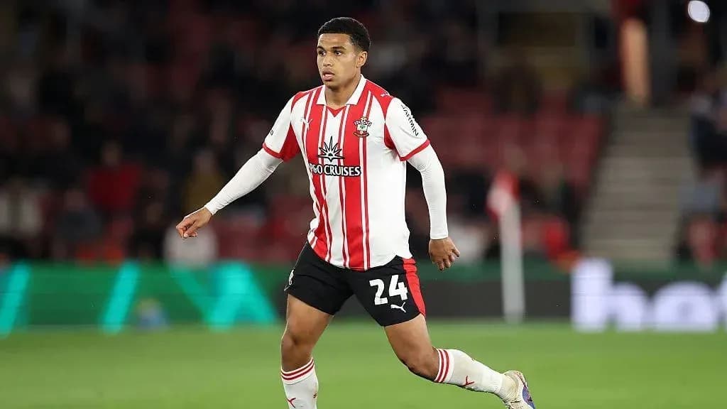 Jugador de Southampton corriendo durante un partido Jugador de Southampton corriendo durante un partido