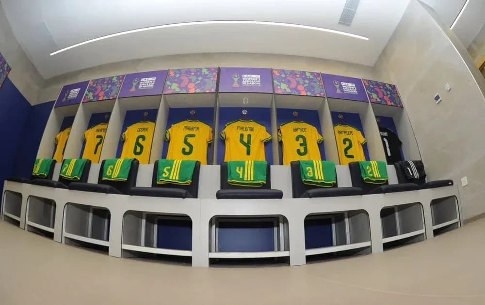 Camisetas de equipo en vestuario de fútbol Camisetas de equipo en vestuario de fútbol