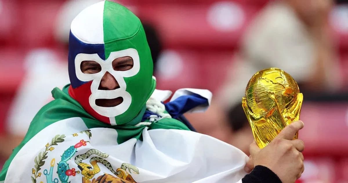 Afanático con máscara sosteniendo la Copa del Mundo Afanático con máscara sosteniendo la Copa del Mundo