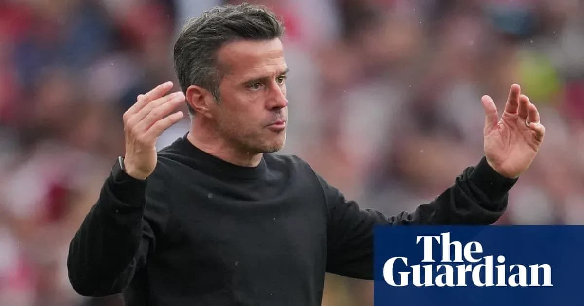 Entrenador gesticulando durante un partido de fútbol Entrenador gesticulando durante un partido de fútbol