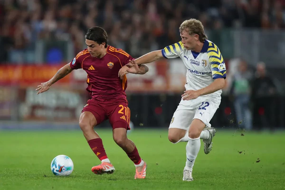 Jugador de AS Roma enfrentando a rival de Parma Jugador de AS Roma enfrentando a rival de Parma