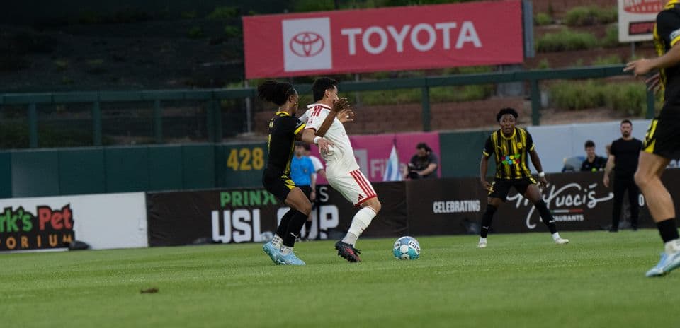 Jugador de Phoenix Rising en acción contra Louisville City Jugador de Phoenix Rising en acción contra Louisville City
